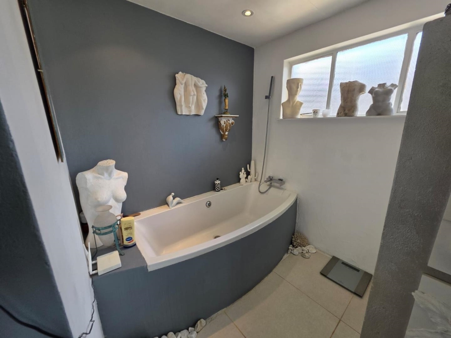 6 Bedroom Property for Sale in Heuwelsig Free State